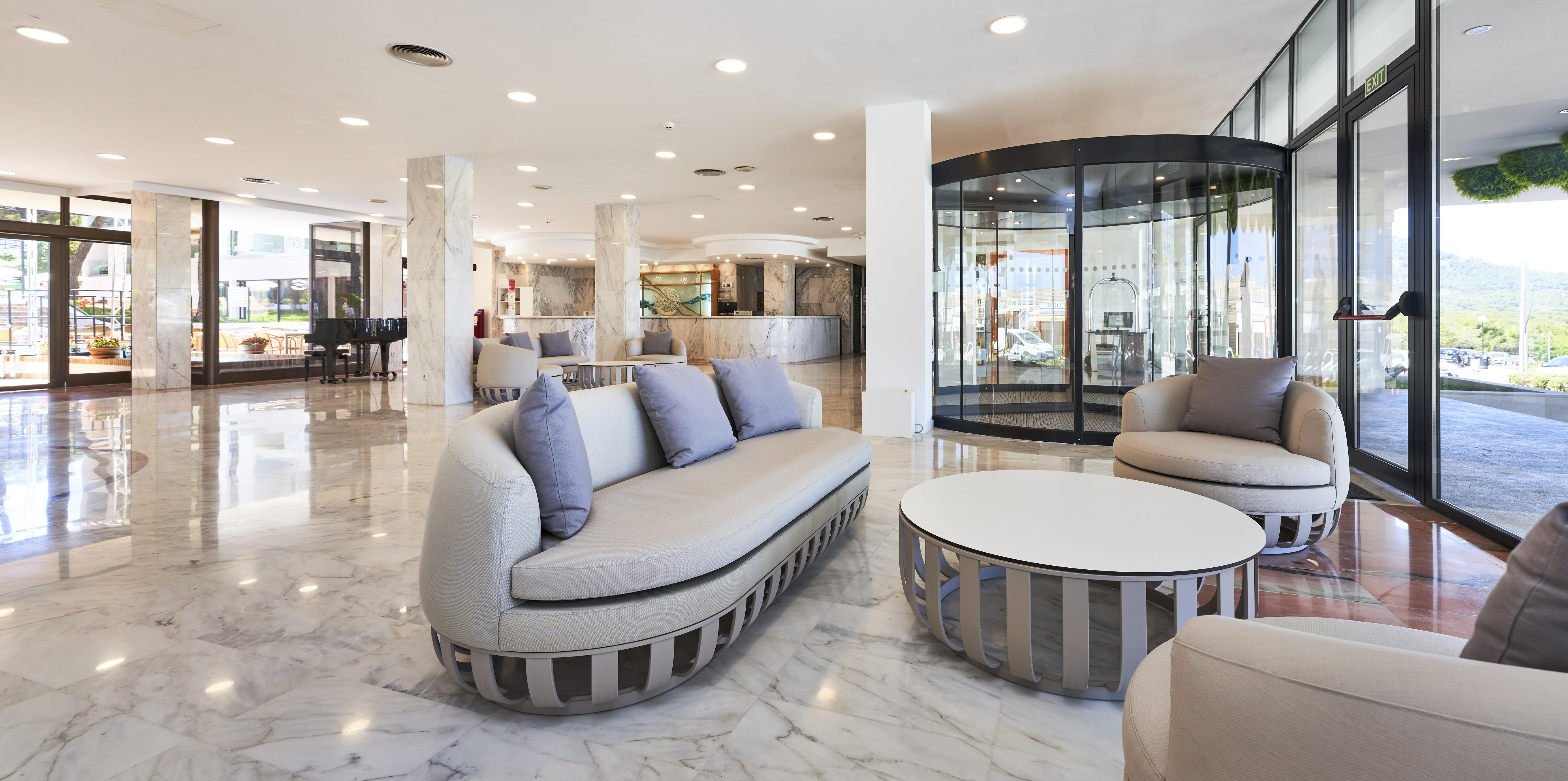 Hotel & Spa S'Entrador Playa Кала Ратхада Екстериор снимка