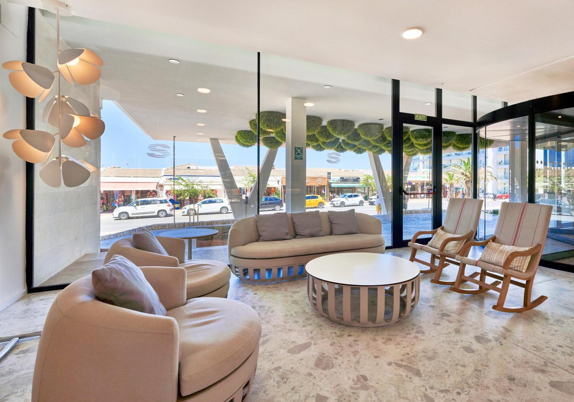 Hotel & Spa S'Entrador Playa Кала Ратхада Екстериор снимка