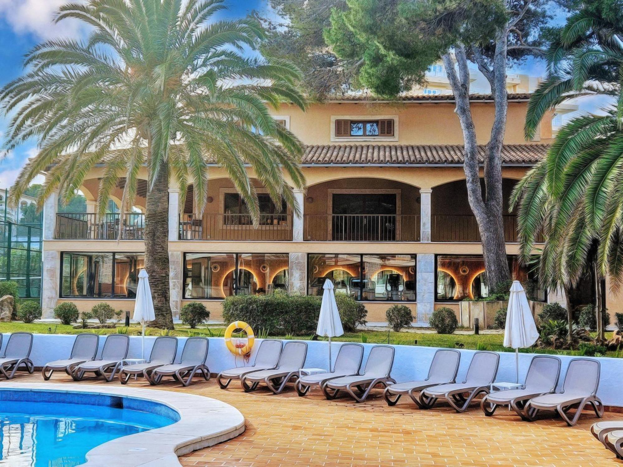 Hotel & Spa S'Entrador Playa Кала Ратхада Екстериор снимка
